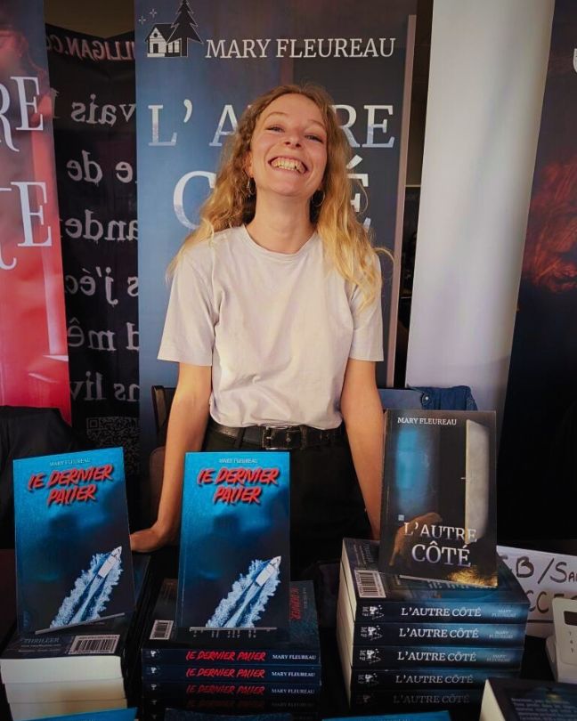 Mary Fleureau en salon, derrière ses romans